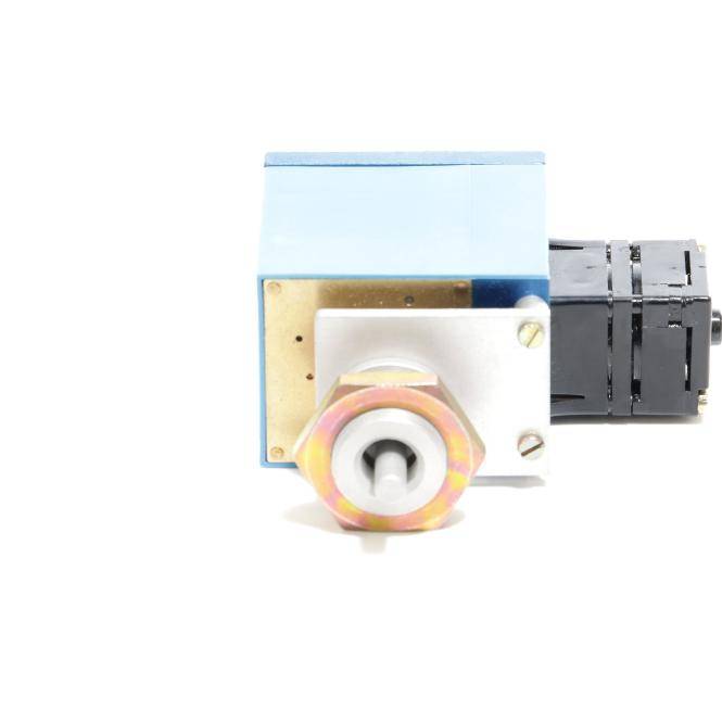Nahaufnahme einer elektrischen Schalter- oder Ventilkomponente mit einer weißen Vorderwelle, einer Metallmontageplatte, einem blauen Gehäuse und einem schwarzen Steckverbinder auf weißem Hintergrund.