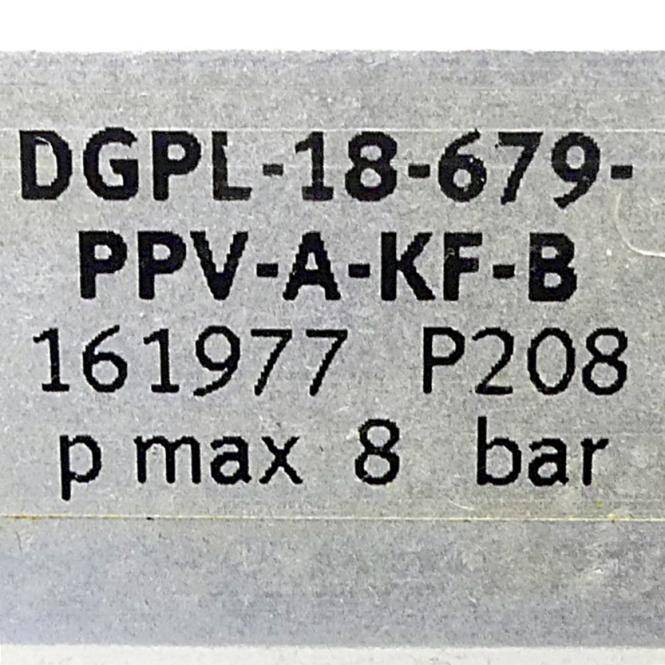 Nahaufnahme eines Metallschilds mit gedruckten Produktcodes „DGPL-18-679-PPV-A-KF-B", „161977 P208"" und „p max 8 bar"".