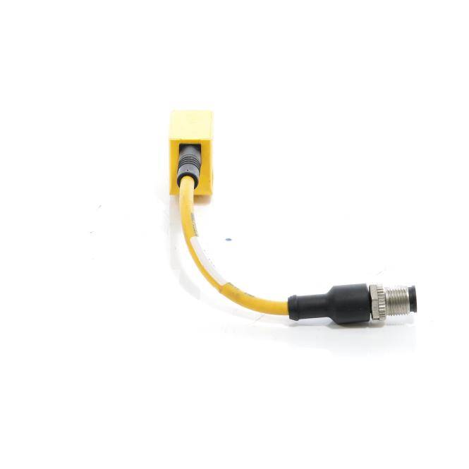 Gelbes Industriekabel mit einem metallischen Gewindeanschluss, angebracht an einem kleinen rechteckigen Sensor- oder Anschlussblock auf weißem Hintergrund.