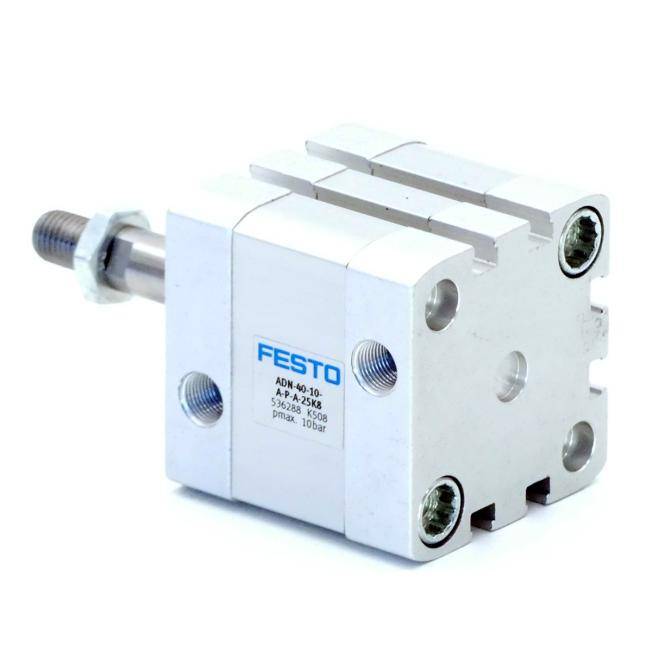 Weißer FESTO pneumatischer Stellzylinder mit Gewindestange und Befestigungslöchern, dargestellt vor einem neutralen Hintergrund.
