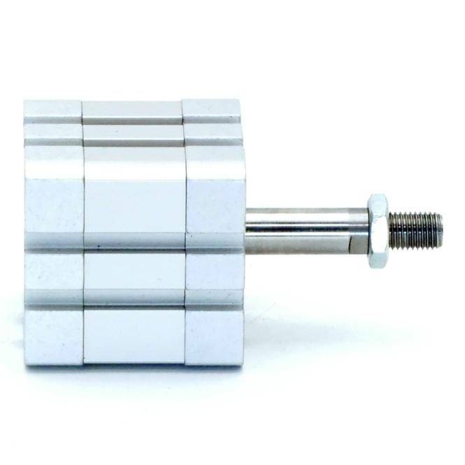Pneumatischer Metallzylinder mit Gewindestange und Mutter auf weißem Hintergrund.