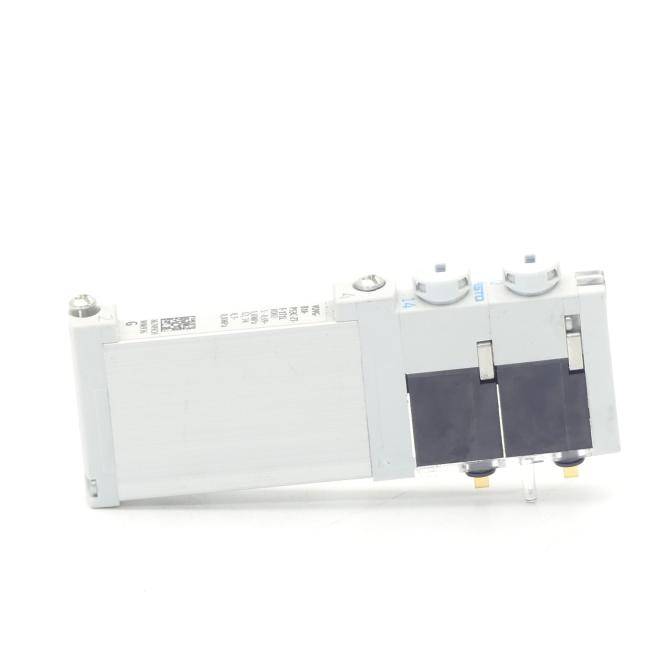 Weißer elektrischer Schutzschalter oder Relaismodul auf einfachem weißem Hintergrund, in Seitenansicht mit zwei dunklen Schalterabschnitten dargestellt.