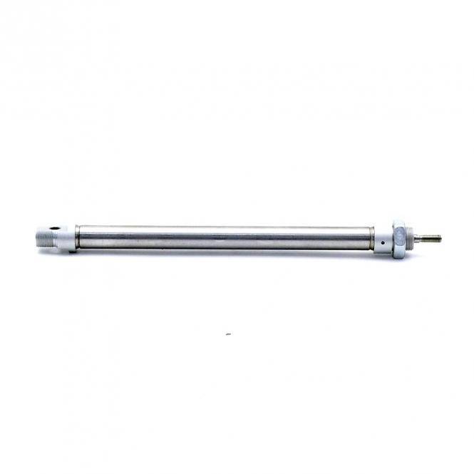 Ein langer zylindrischer Metallstab mit Gewinde an beiden Enden, horizontal auf weißem Hintergrund dargestellt.