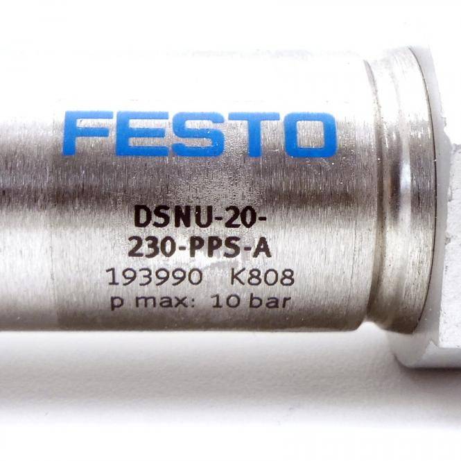 Nahaufnahme eines Festo-Pneumatikzylinder-Etiketts mit der Bezeichnung „DSNU-20-230-PPS-A", Teilnummer 193990, K808 und maximalem Druck 10 bar.