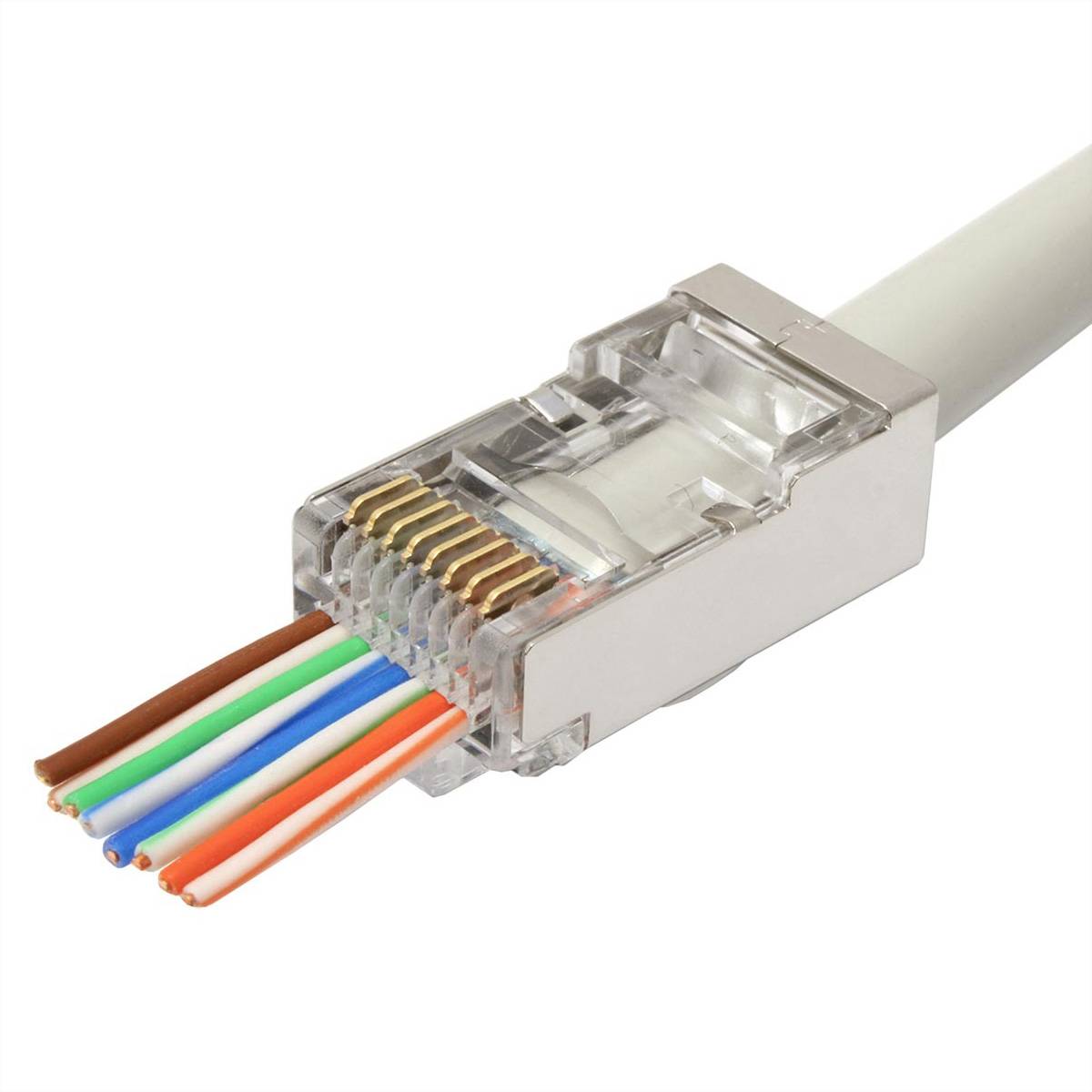Nahaufnahme eines Ethernet-Kabelsteckers mit freigelegten farbigen Drähten, die in einen durchsichtigen Stecker eindringen.