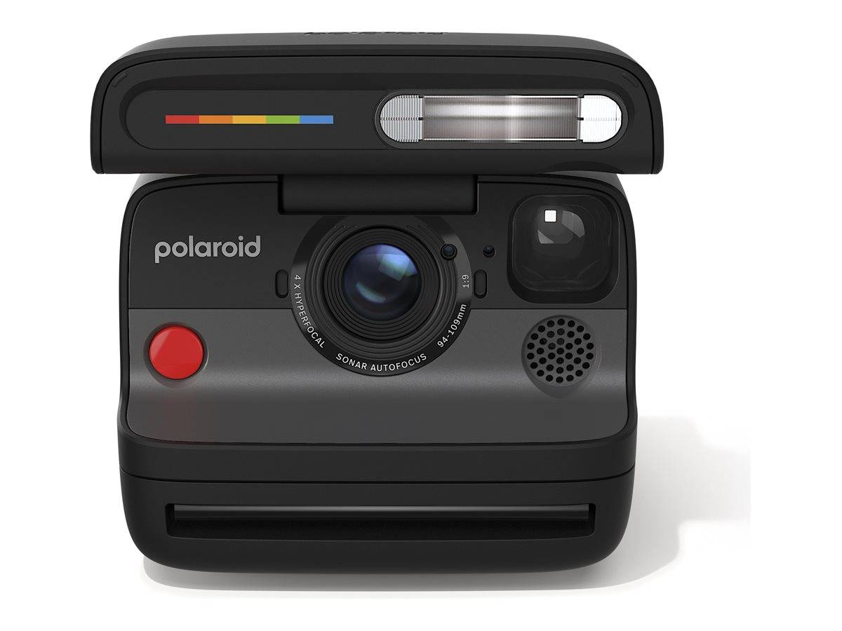 Vorderansicht einer schwarzen Polaroid-Sofortbildkamera mit Regenbogenbetontung, zentriert auf weißem Hintergrund.