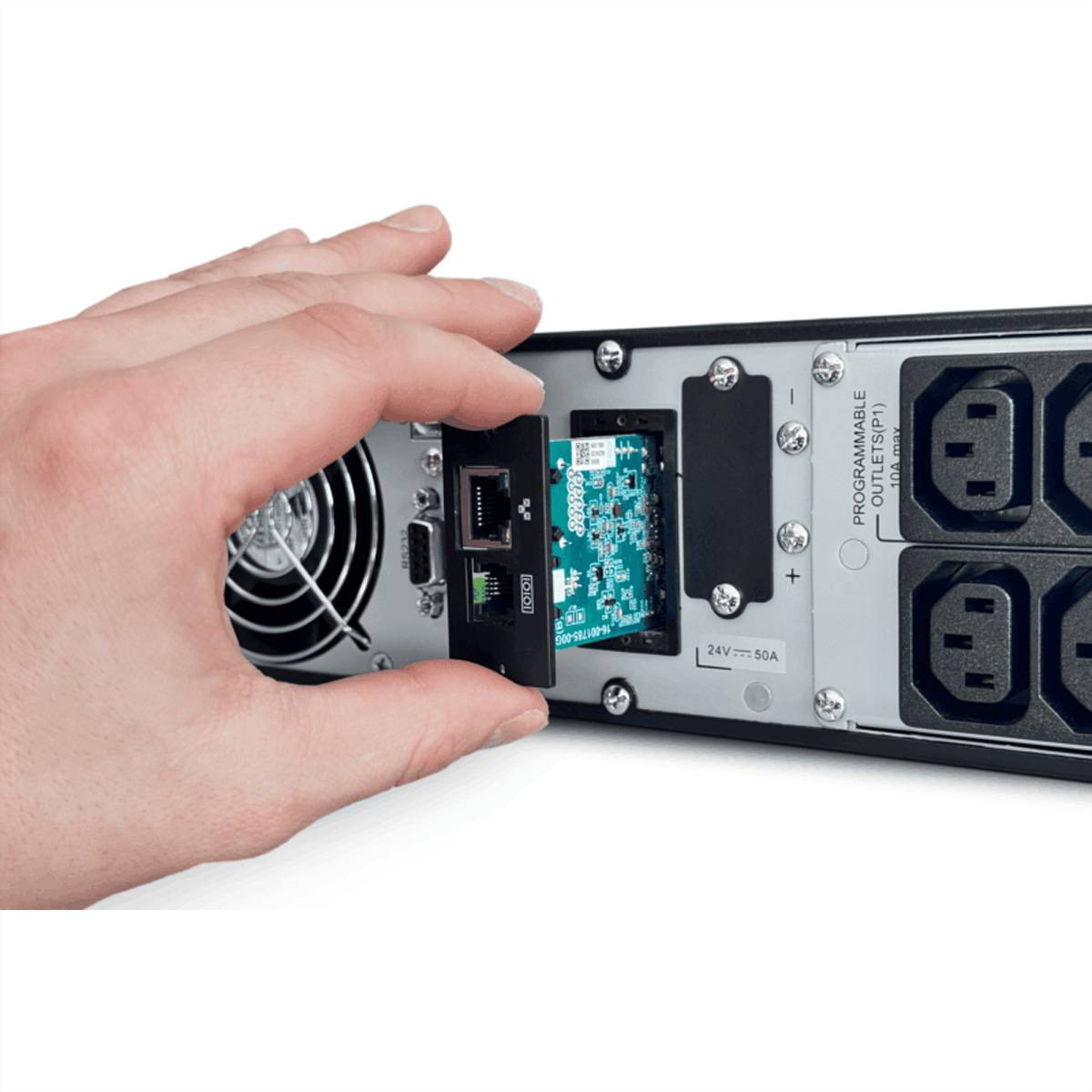 Hand öffnet das Rückgitter eines Stromversorgungsgeräts und zeigt Ethernet-Anschlüsse, eine Leiterplatte, einen Kühlventilator und Steckdosen.