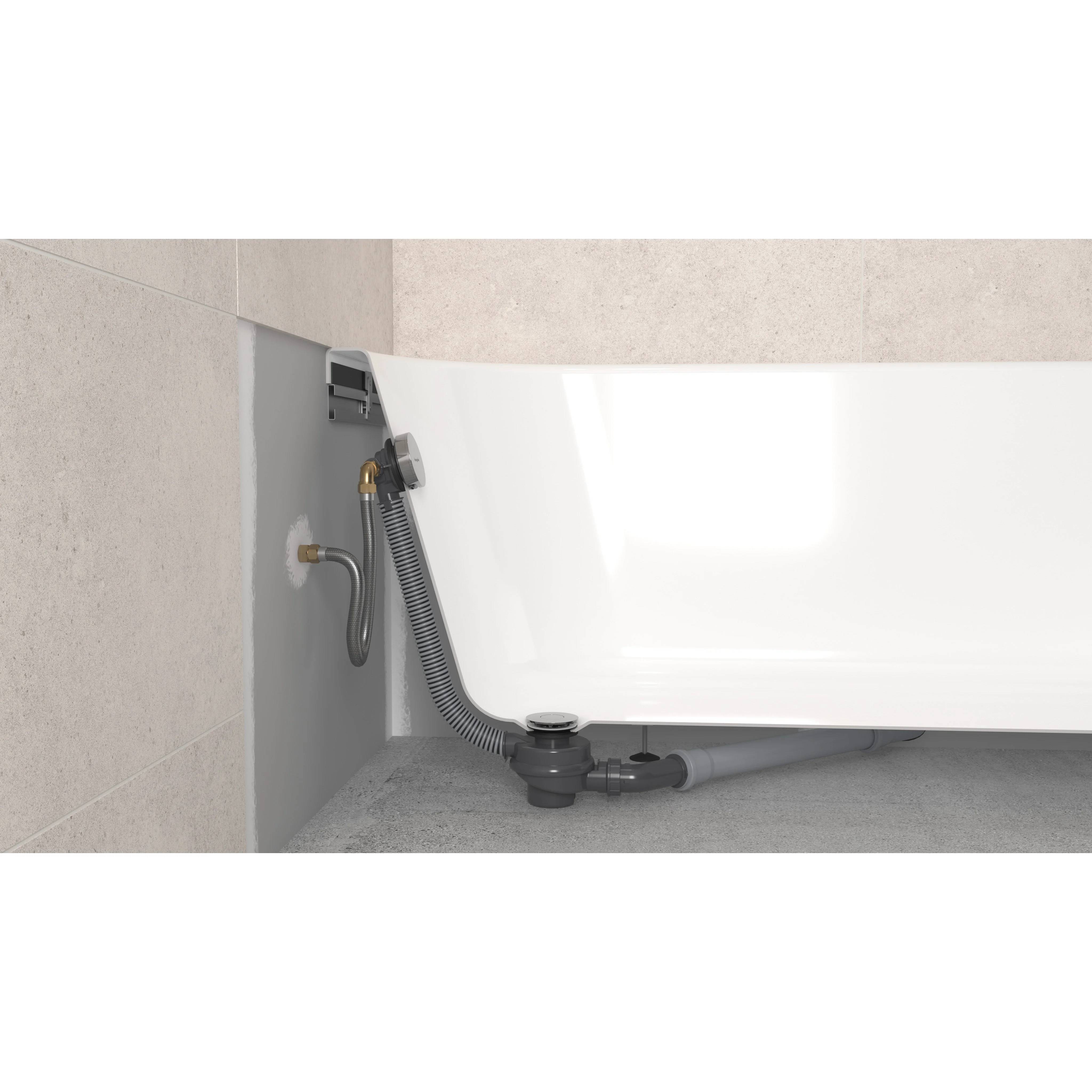 Nahaufnahme eines Badewannenentwässerungsablaufs und Überlaufentwässerung mit sichtbarem Schlauch und Verbindungsstück unter der Badewanne an gekachelten Wänden.