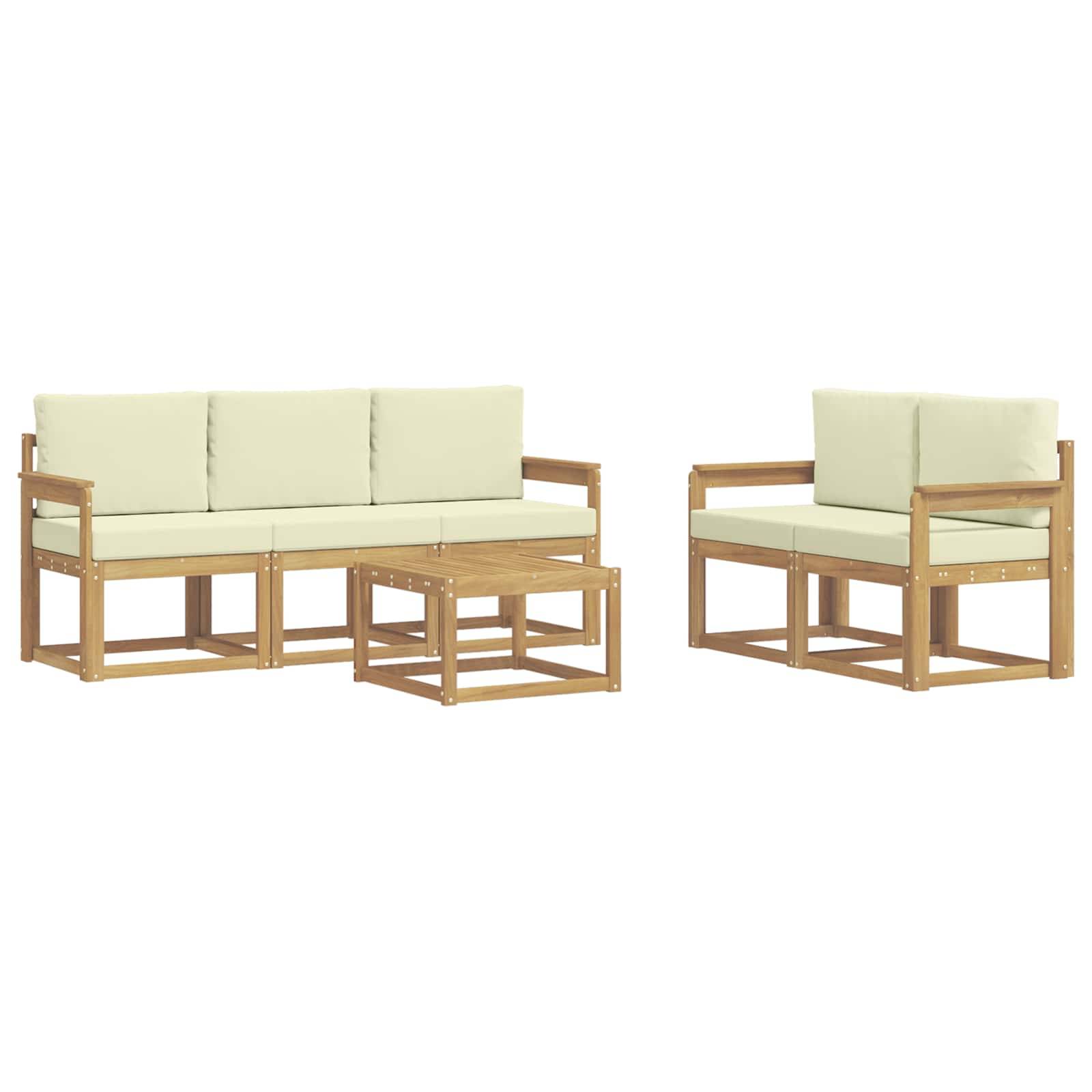 Zwei modulare Gartensofas aus Holz mit beigen Kissen, eines mit drei Sitzplätzen mit einem verschachtelten Couchtisch und ein Einzelstuhl, auf weißem Hintergrund dargestellt.