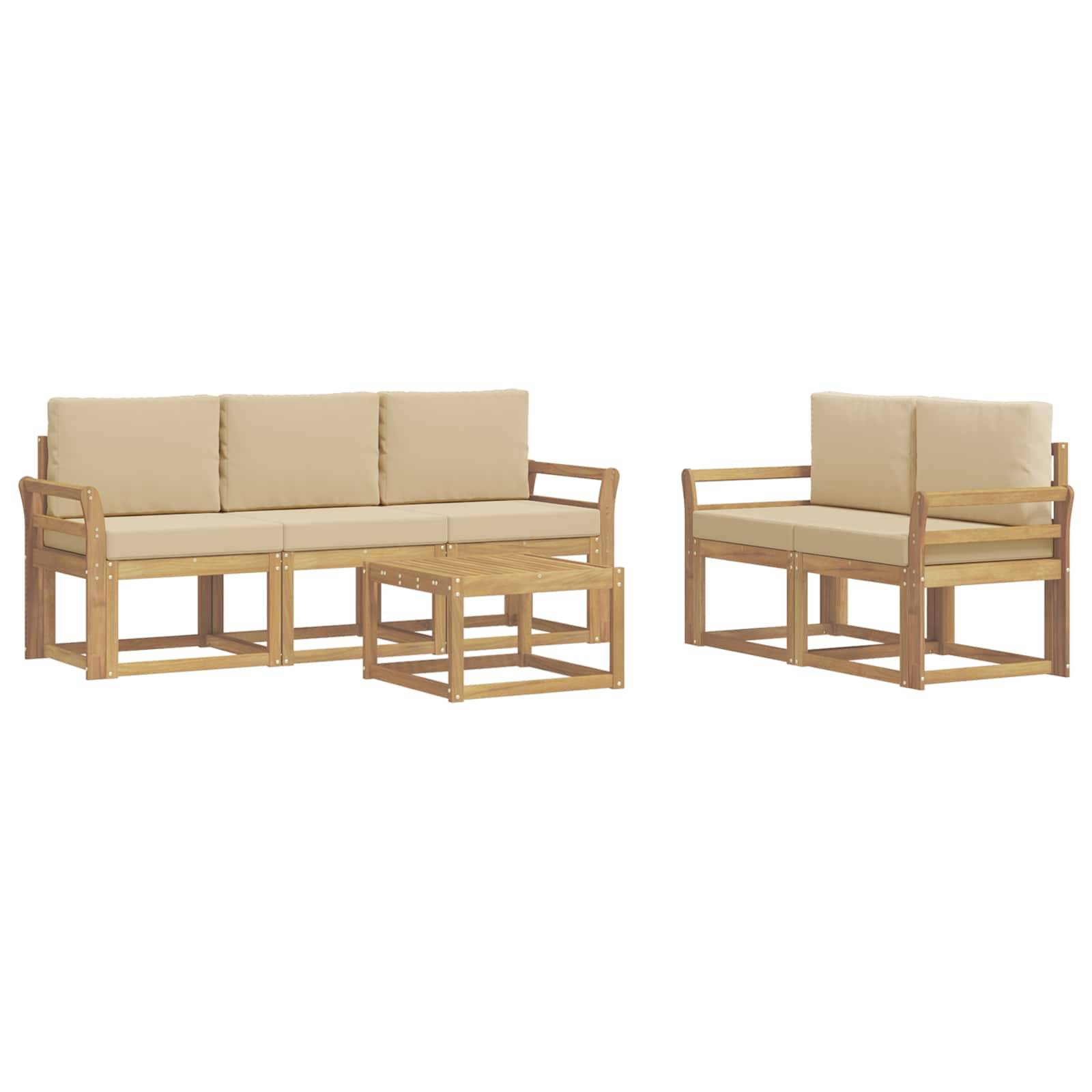 Gartenset aus Holz mit beigefarbenen Kissen: Dreisitzer-Sofa, Zweisitzer-Sofa und verschachtelte quadratische Couchtische.