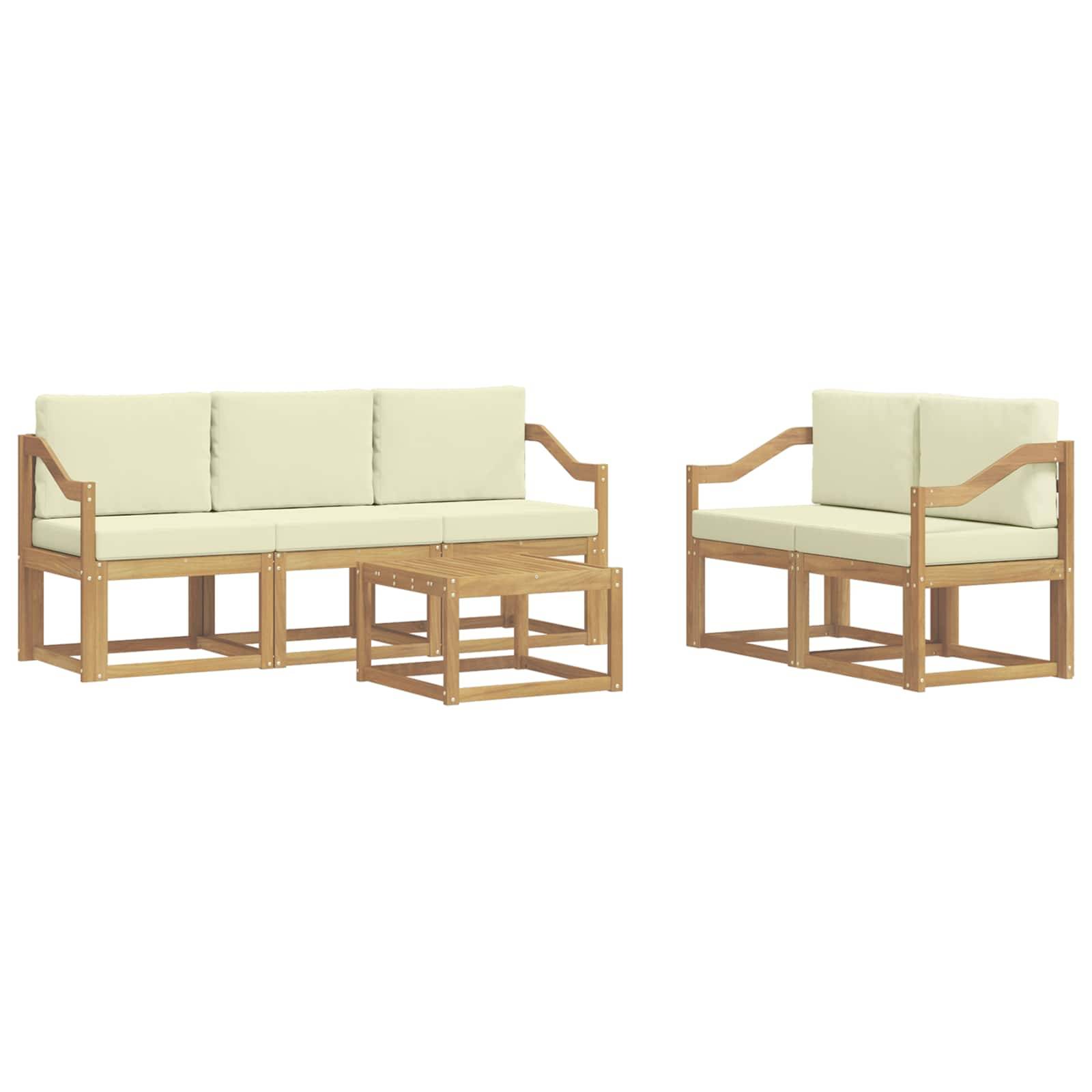 Dreiteiliges Holz-Außenbereich-Sitzmöbel-Set mit cremefarbenen Kissen: ein dreiersitziges Sofa mit passendem Loveseat und einem quadratischen Couchtisch.