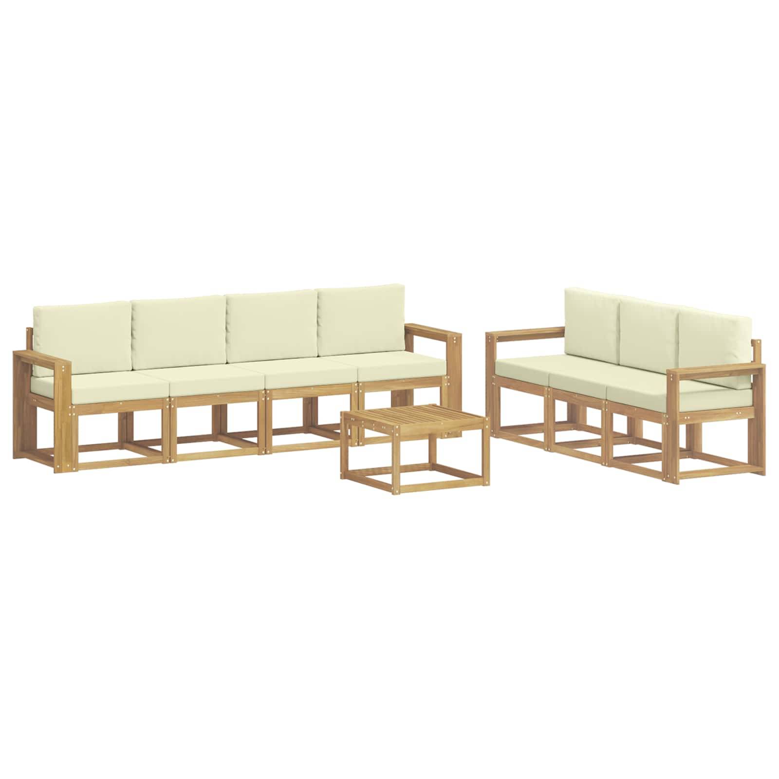 Zwei leichte Holzgartensofas mit cremefarbenen Kissen und ein passendes quadratisches Couchtisch, in verschiedenen Größen auf weißem Hintergrund dargestellt.