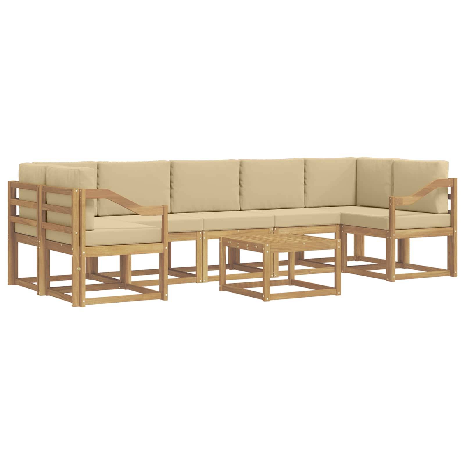 Sektionalsofaset für den Außenbereich mit beigen Kissen, Holzrahmen und passendem Couchtisch auf weißem Hintergrund