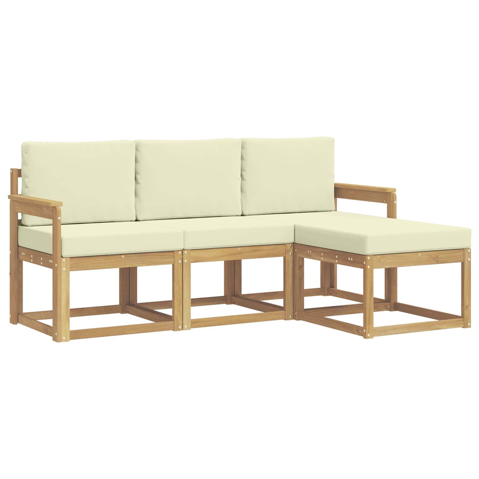 Hellbraunes Outdoor-Ecksofa aus Holz mit cremefarbenen Kissen und einem Ottoman auf der rechten Seite auf weißem Hintergrund.