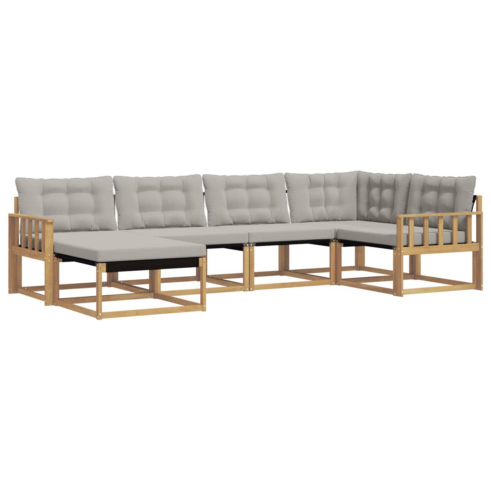 L-förmiges Outdoor-Sitzmöbel mit hellem Holzrahmen, grauen Kissen und zwei schwarzen Ottomanen auf weißem Hintergrund.
