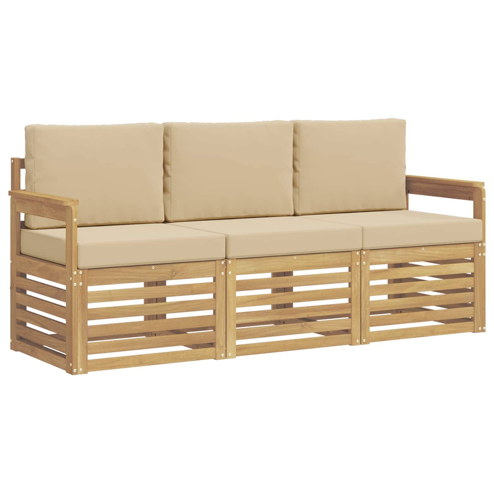 Beige gepolstertes Holz-Außensofa mit drei Sitzplätzen und lamellenseitigen Seiten auf weißem Hintergrund.