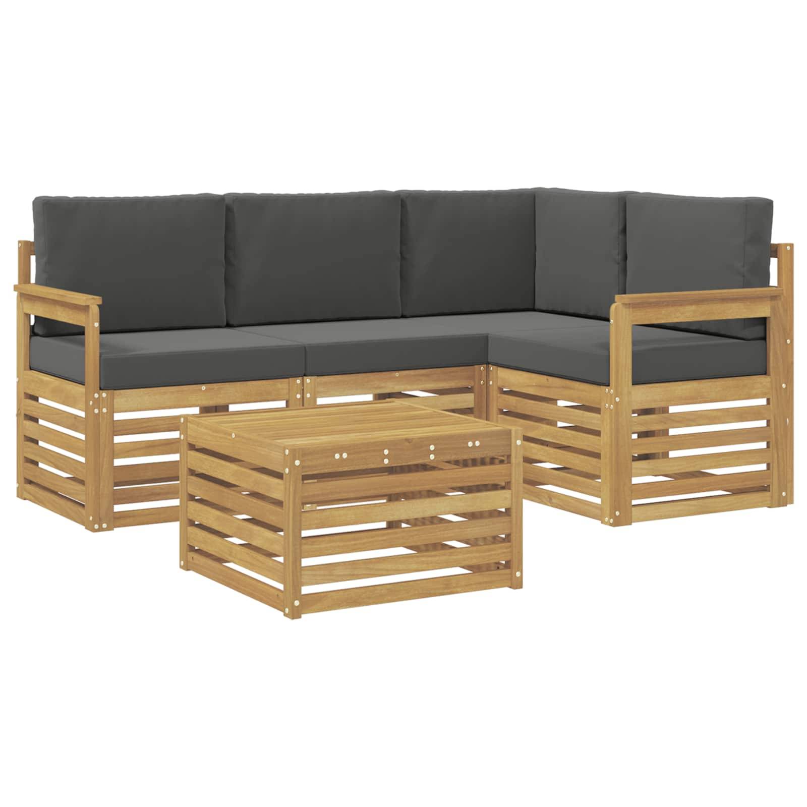 Holz-Ecklounge für den Außenbereich mit dunkelgrauen Kissen und passendem Couchtisch mit Latten.