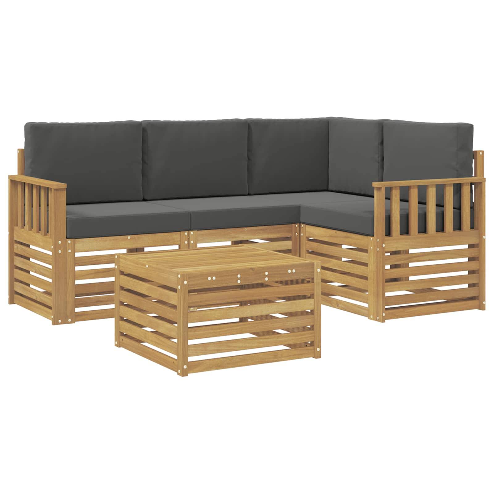 L-förmiges Gartenmöbel-Set aus Holz mit dunkelgrauen Kissen und passendem Couchtisch mit Lamellenbauweise.