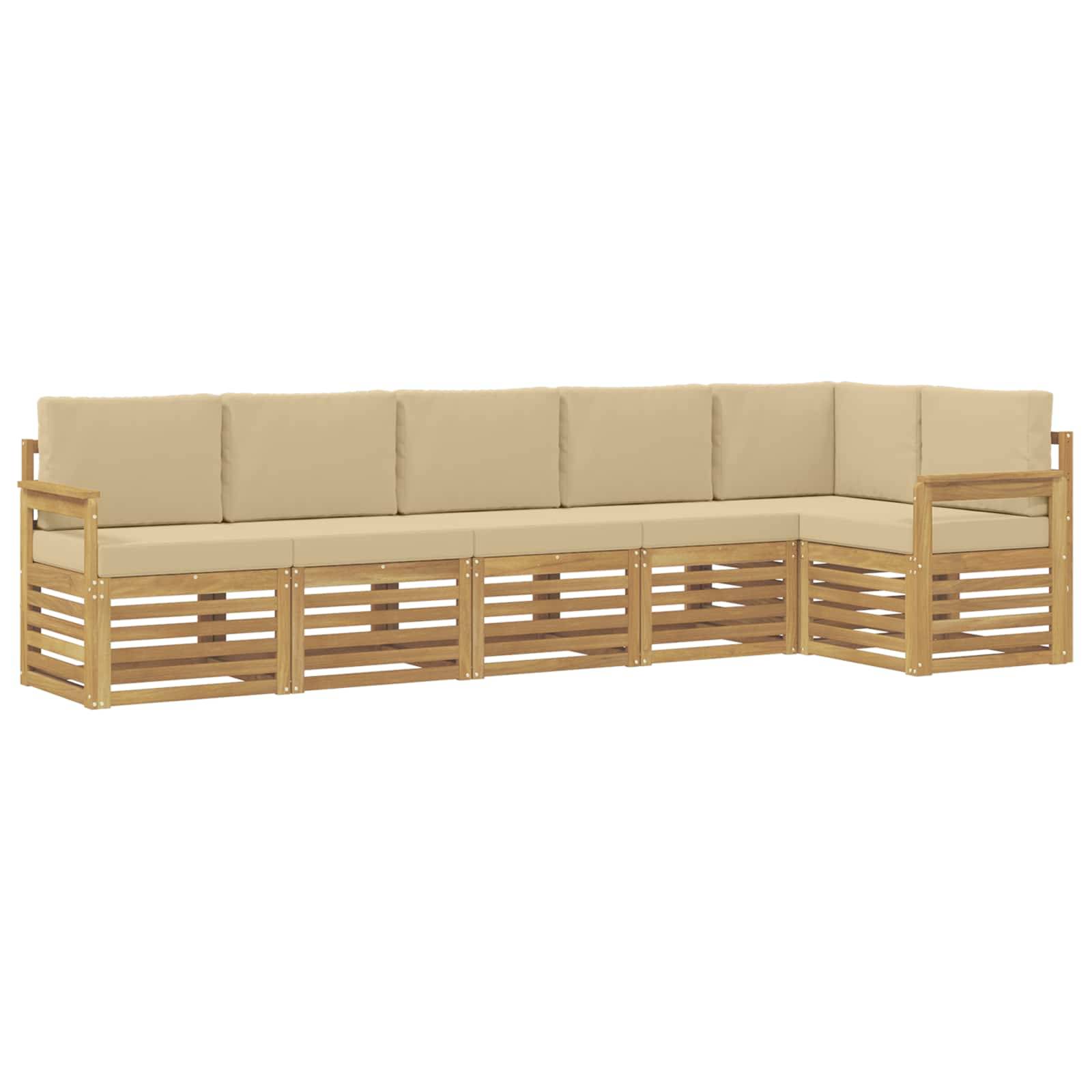 L-förmiges Outdoor-Ecksofa mit beigen Kissen und hellem Holzlattenrahmen, auf weißem Hintergrund dargestellt.