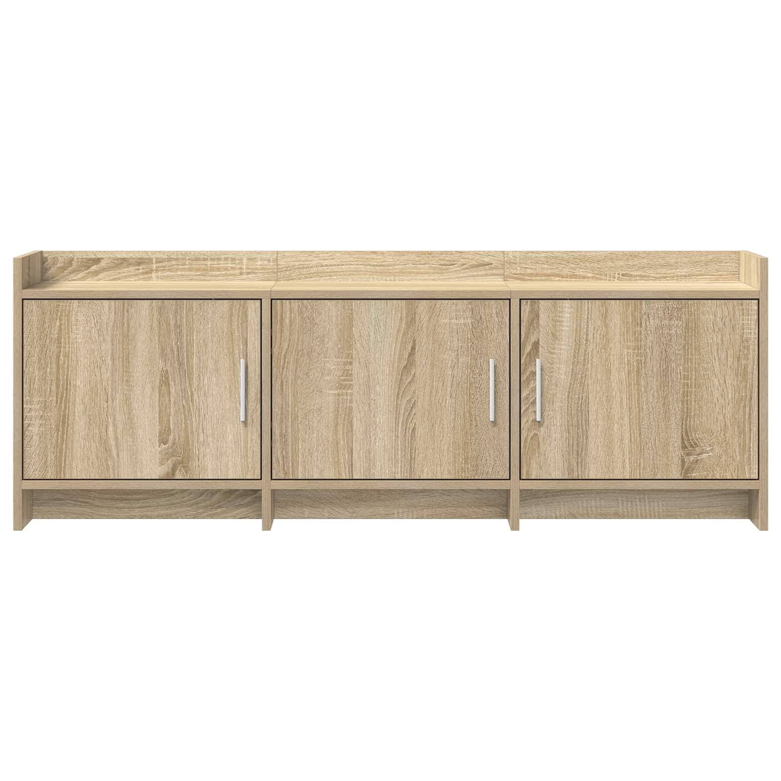 Helles Holz Schrank mit drei Türen, silbernen Griffen und erhöhter oberer Kante, Vorderansicht auf weißem Hintergrund.