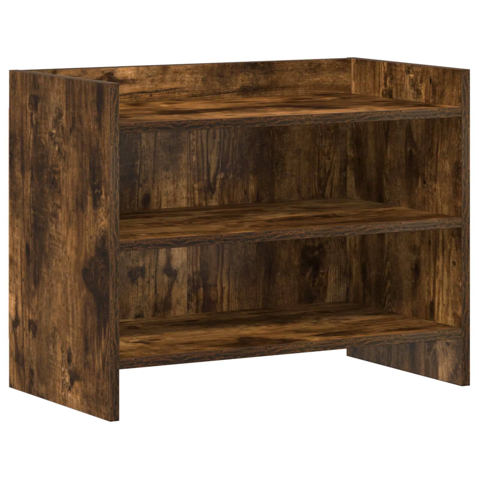 Ein kleines rustikales Holzregal mit zwei Regalbrettern, Vorderansicht auf weißem Hintergrund dargestellt.