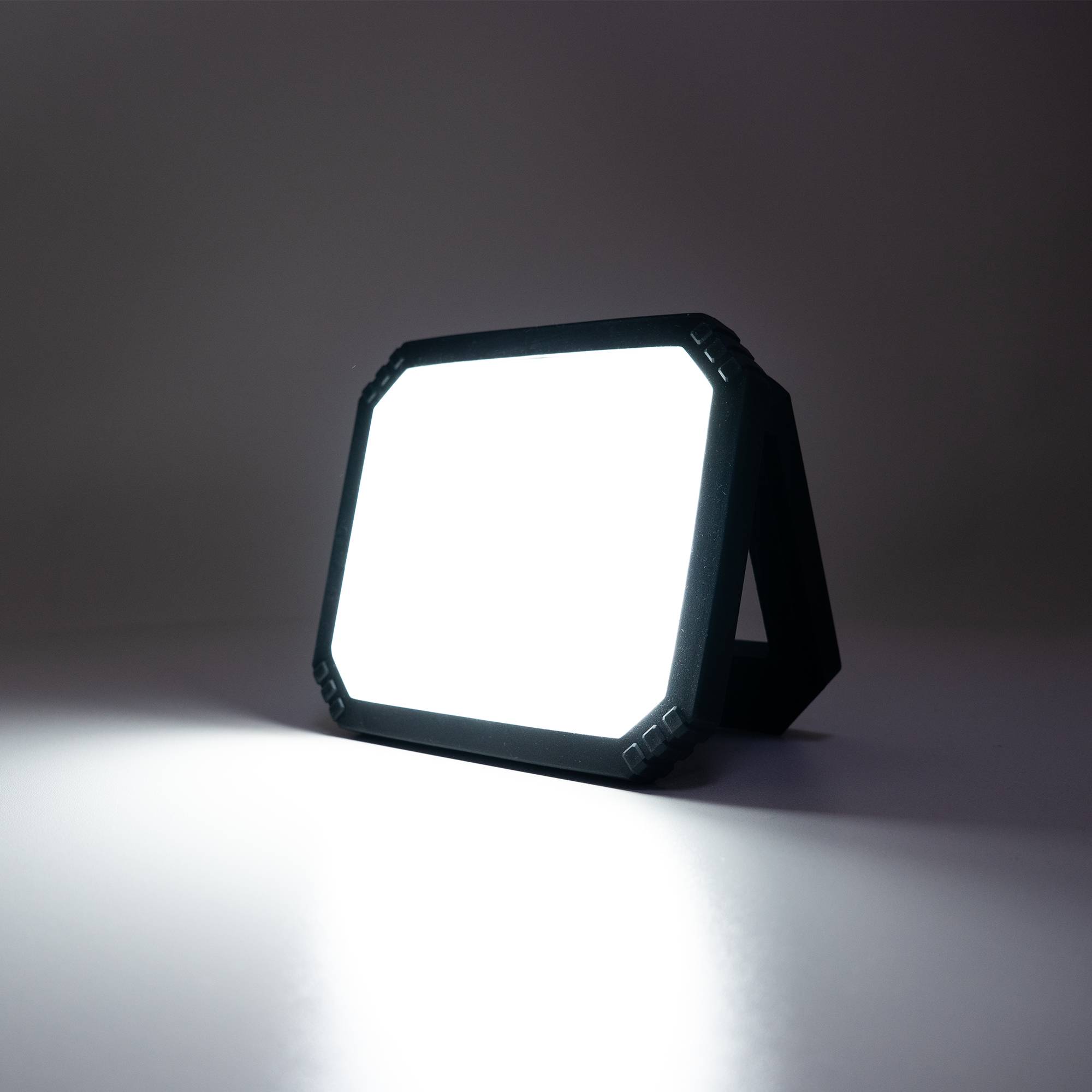 PNI LW10 10W LED Arbeitsleuchte, tragbar, wiederaufladbar, mit 2 x 18650 4000mAh Akku, 6500K, IP54, 700 lm, 2 Helligkeitsstufen