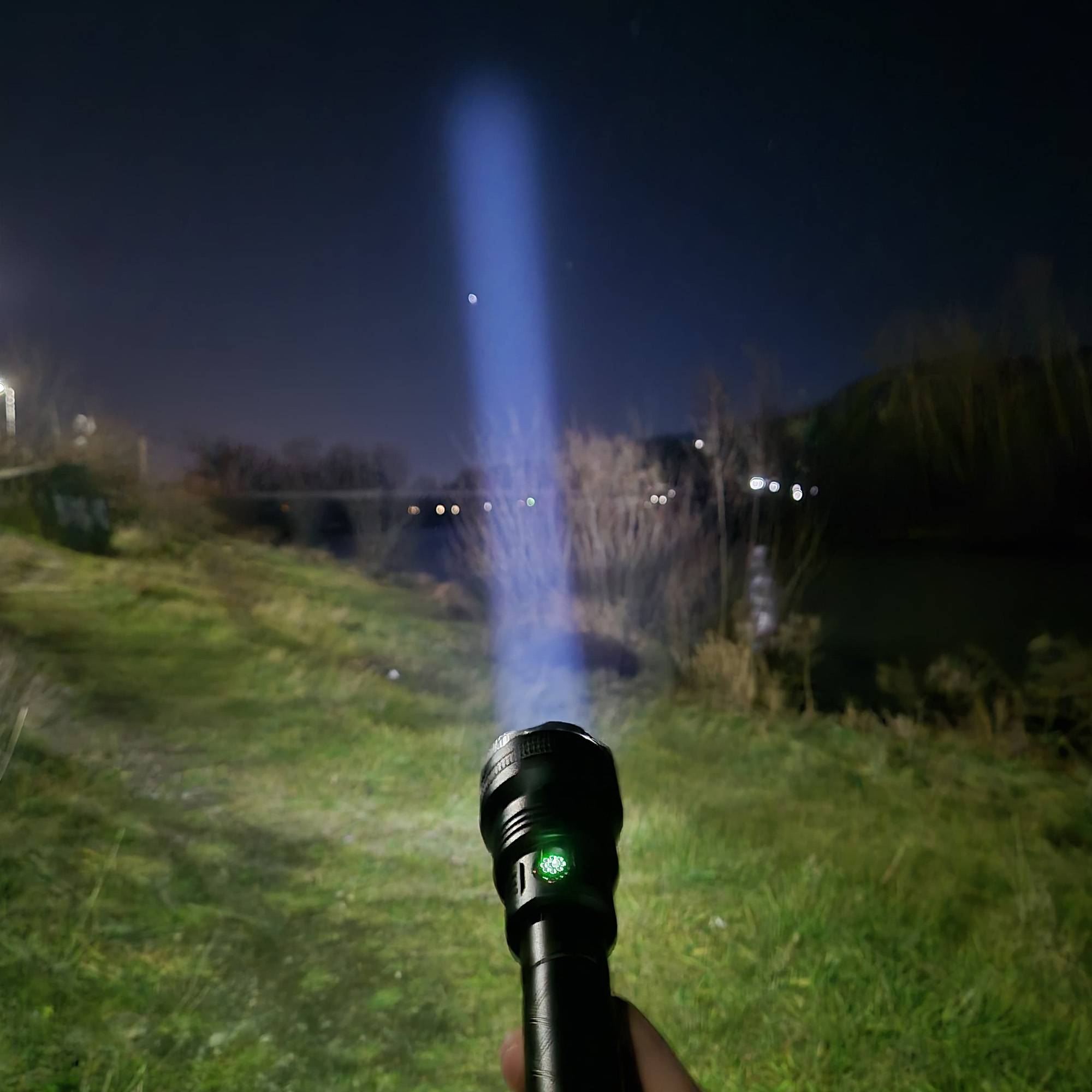 PNI Adventure F410 Aluminium-Taschenlampe, mit 10 W LED, 700 Lumen, bis zu 250 m, IP44, USB Typ C, 3000 mAh Batterien im Lieferumfang enthalten