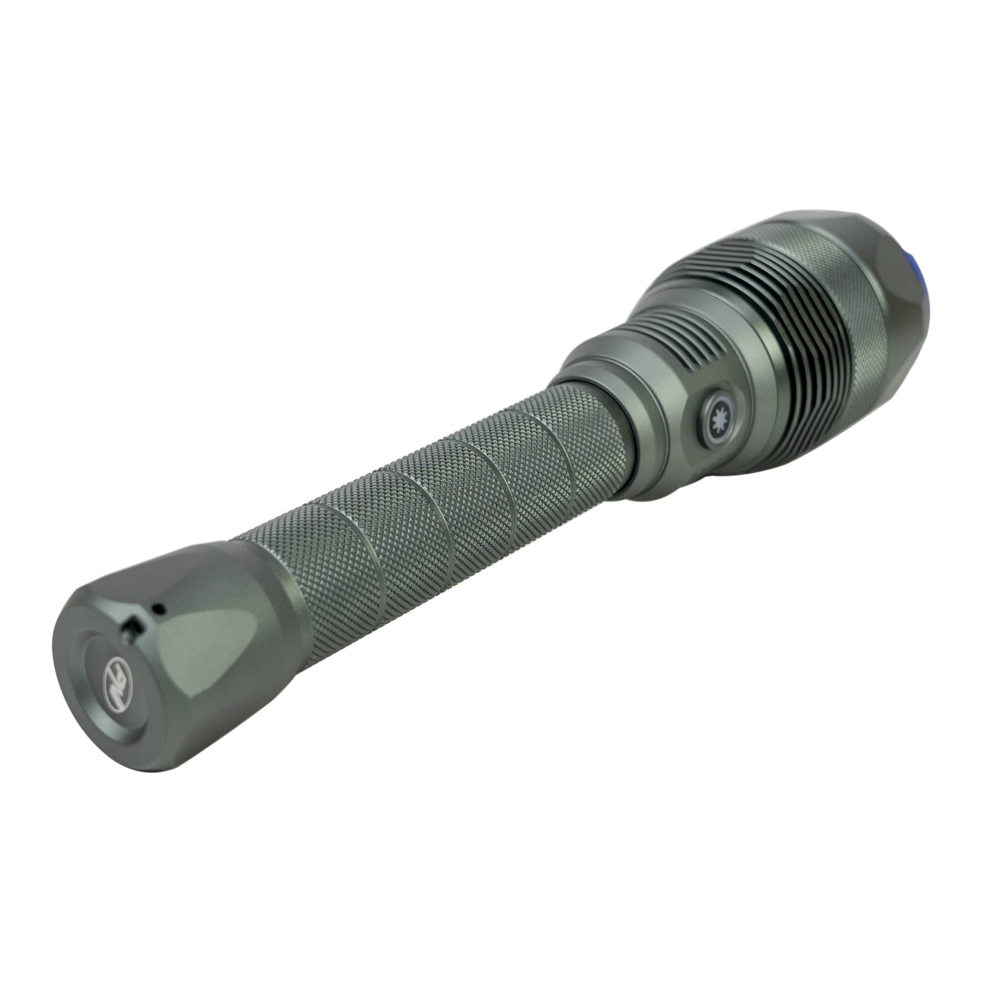 PNI Adventure F810 Taschenlampe mit LED 138 W, 3 Leuchtstufen plus Turbo, 12000 Lumen, Zoom, bis zu 250 m, 5000 mAh Akku, IPX7, Power Bank Funktion