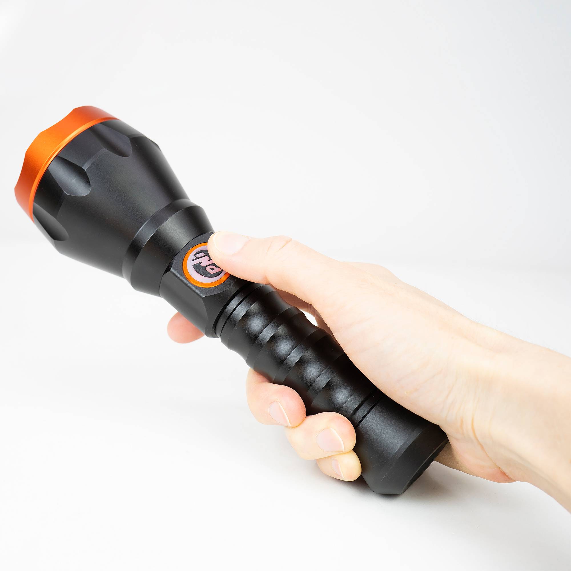 PNI Adventure F550 Crystal LED-Taschenlampe, 10W, aus Aluminium, 2500lm, bis zu 700m, 4000mAh, IPX6, inklusive PNI CHG300 Netzteil