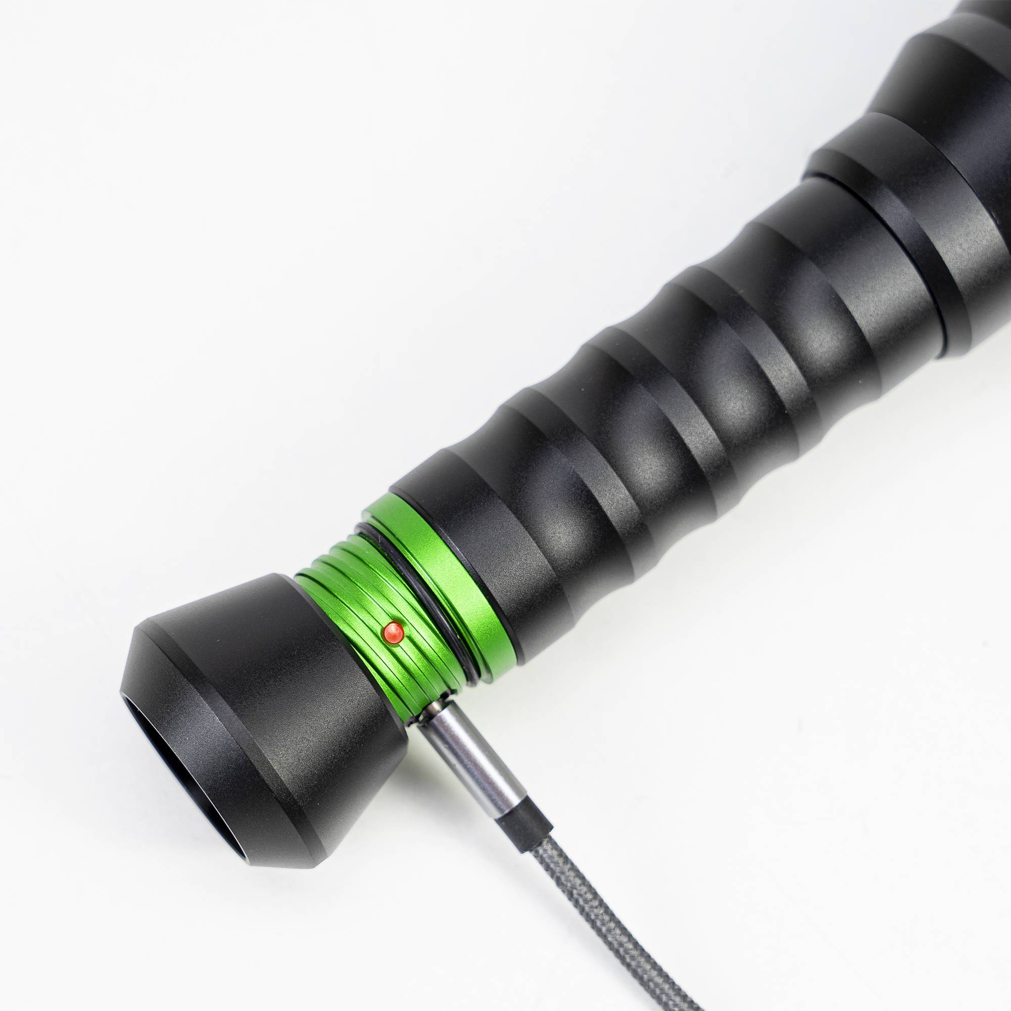 Taschenlampe PNI Adventure F750 Green Light, Aluminium, LED 10W, 500 lm, bis zu 850 m, 4000 mAh, IP44, 4000 mAh inklusive, mit Netzteil PNI CHG300