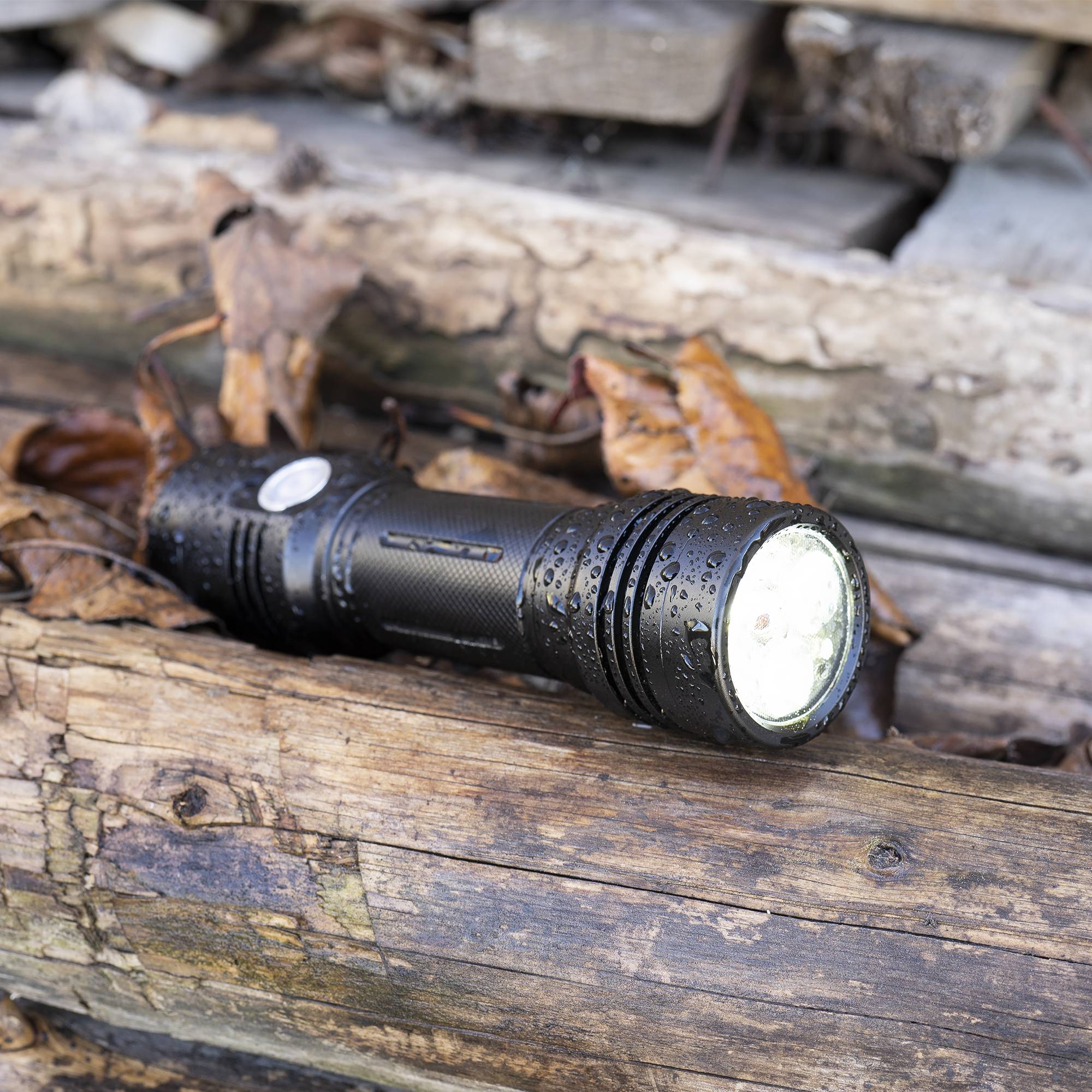 PNI Adventure F200 Aluminium-Doppeltaschenlampenpaket mit LED, 4000-mAh-Akku, 3 LEDs mit großer Blende und einer mit Fokus und PNI CHG300-Netzteil