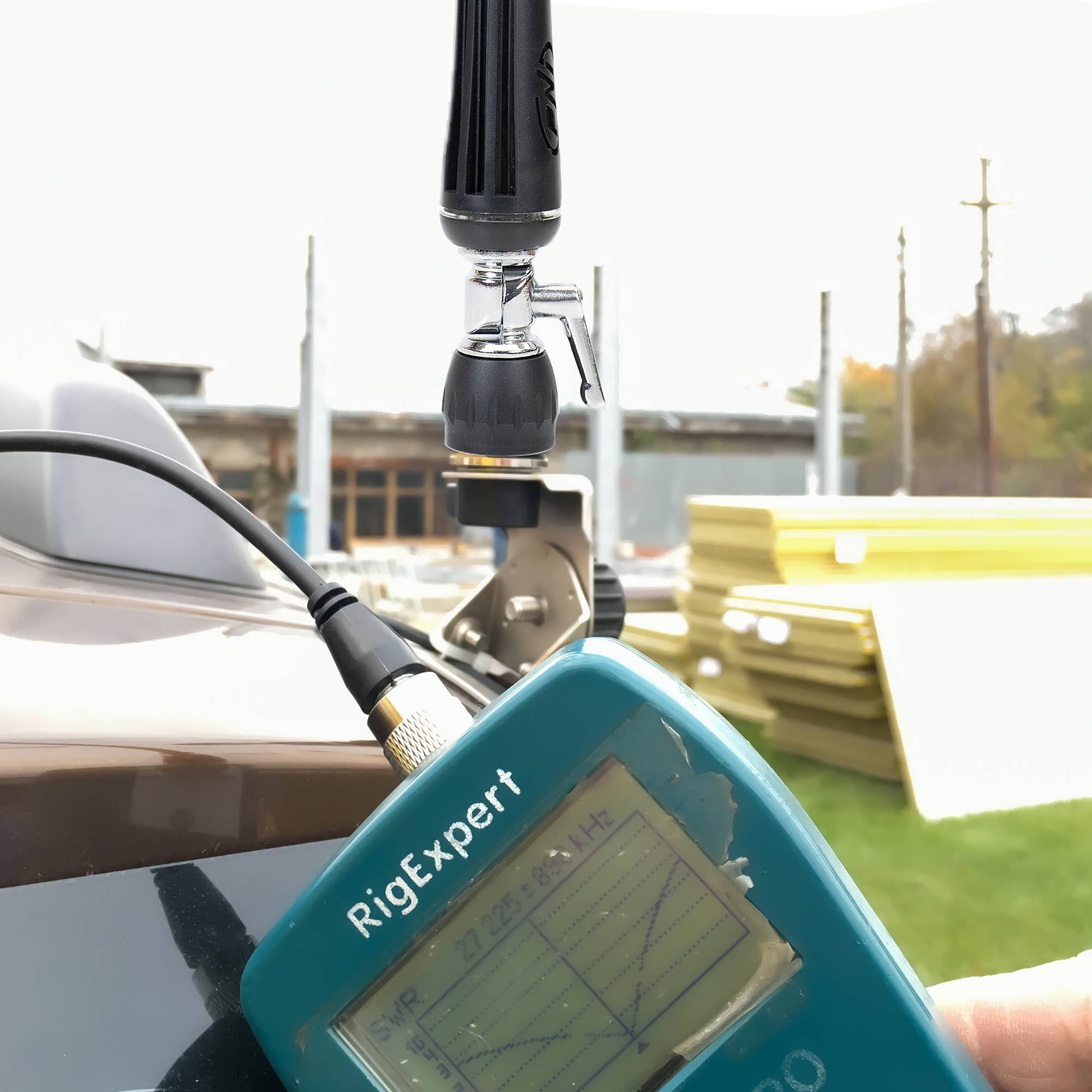 CB-Antenne PNI LED 850, 85 cm, 300 Watt, faltbar, leuchtet beim Senden und PNI T601 Befestigungskabel