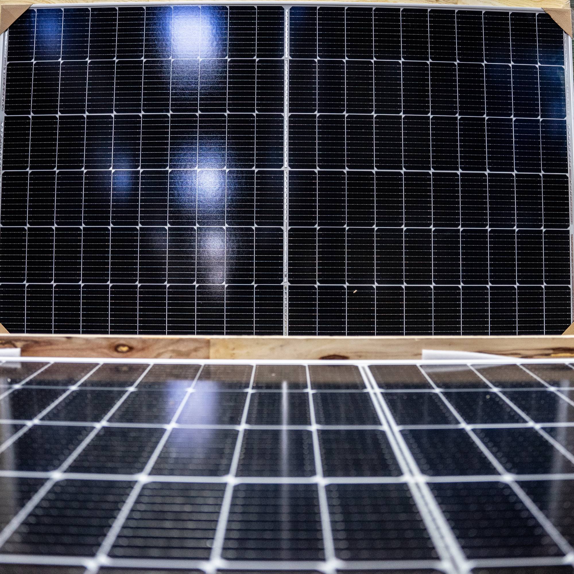 Solar-Photovoltaik-Kit PNI Green House M600 mit Mikrowechselrichter und 2 Solarmodulen mit 375 W