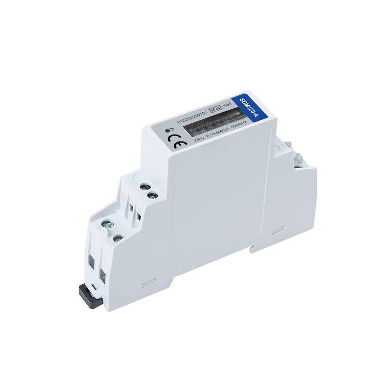 Weißes DIN-Schienen-Elektrorelaismodul mit Schraubklemmen und einem Etikett oben, isoliert auf weißem Hintergrund dargestellt.