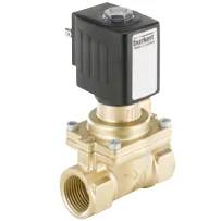 Elektrisches Messingsolenoidventil mit schwarzem Aktuator und Gewinde-Einlass, isoliert auf weißem Hintergrund.