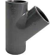 Graues Y-förmiges PVC-Rohrfitting mit einer vertikalen Öffnung und einem schrägen Abzweig.