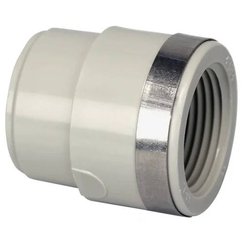 Weiße PVC-Rohrverbindung mit silbernem Metallring und grauem Gewinde im Inneren, auf einfachem Hintergrund dargestellt.