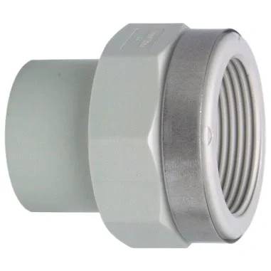 Graue PVC-Rohrverbindung mit sechseckiger Mitte und gewindelaschen Metall-Ende, auf weißem Hintergrund dargestellt.
