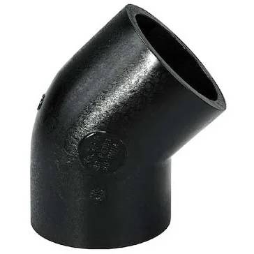 Schwarzes Metallrohrfitting mit 45-Grad-Bogen auf weißem Hintergrund dargestellt.