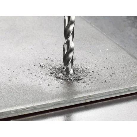 Nahaufnahme eines Bohrers, der in ein Metallblech eindringt, mit Metallspänen, die um das Loch verstreut sind.