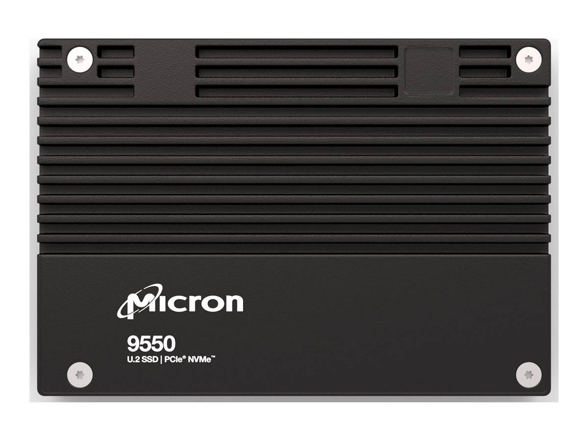 Schwarze Micron 9550 U.2 PCIe NVMe SSD mit geripptem Kühlkörper, Vorderansicht auf weißem Hintergrund dargestellt.