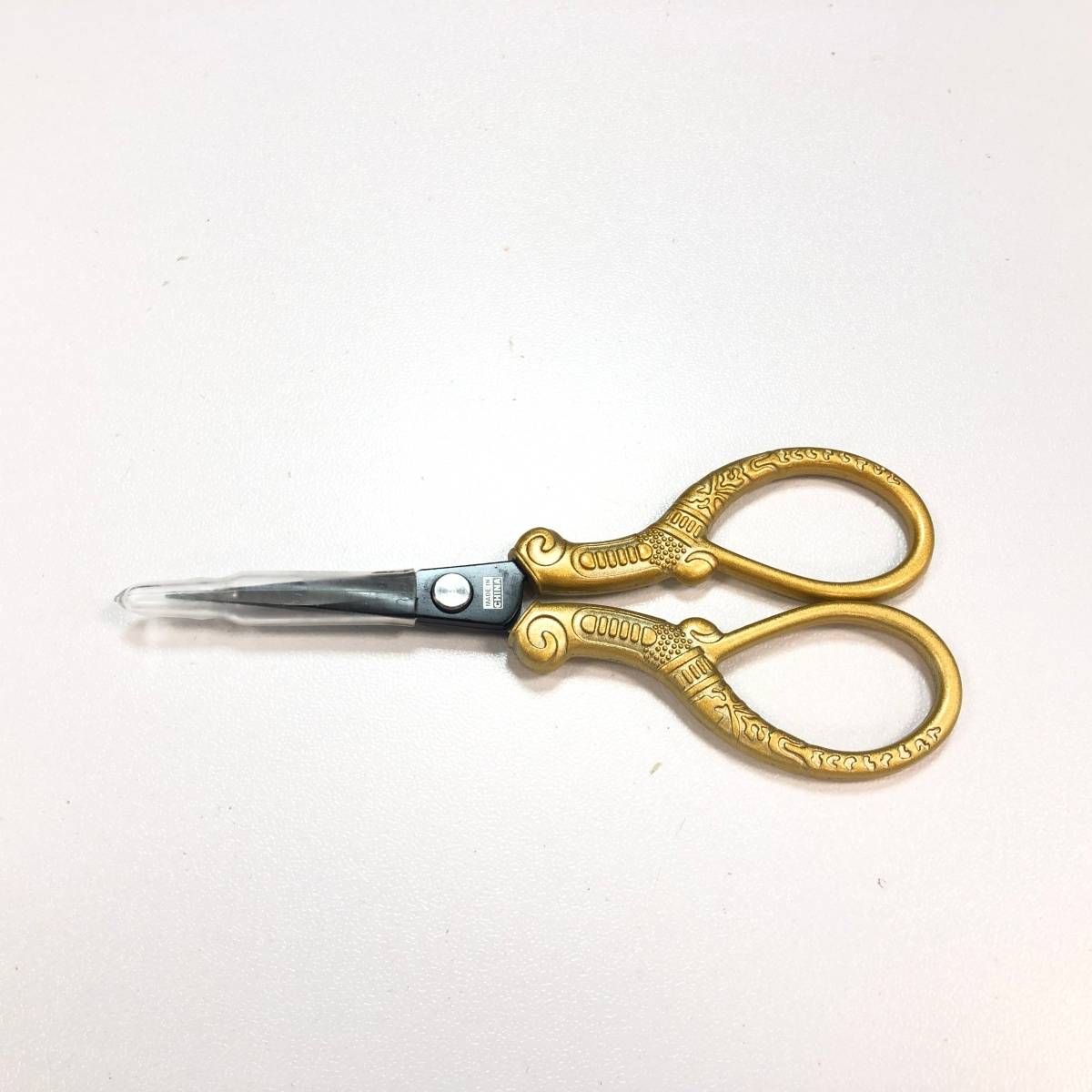Stickschere für präzises Schneiden Gold