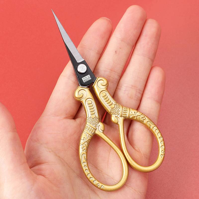 Stickschere für präzises Schneiden Gold