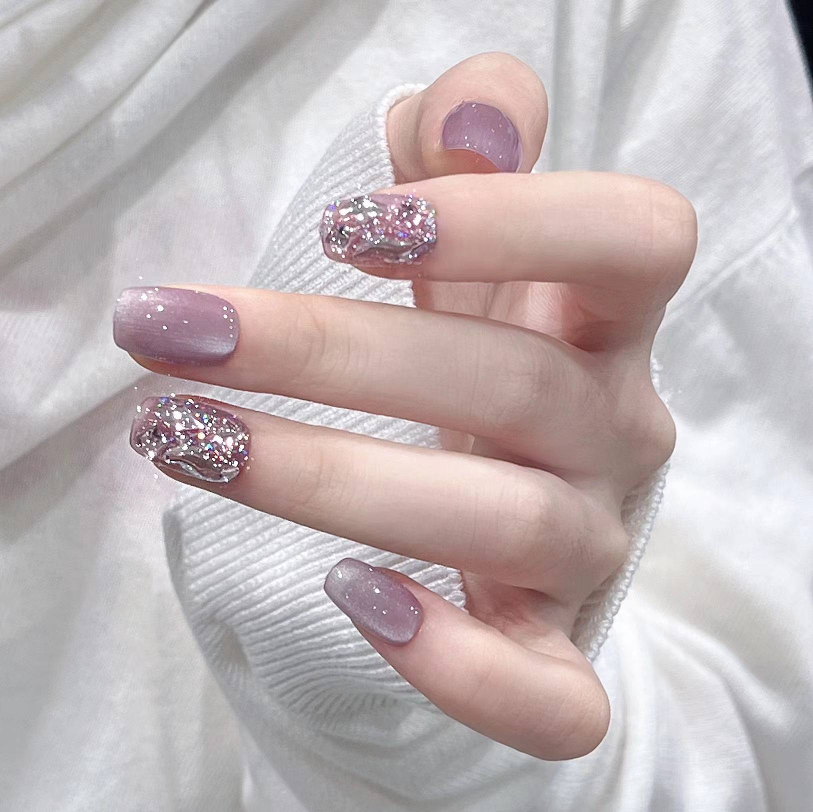 Violette Katzenaugen-Aufklebenägel mit Strassakzenten