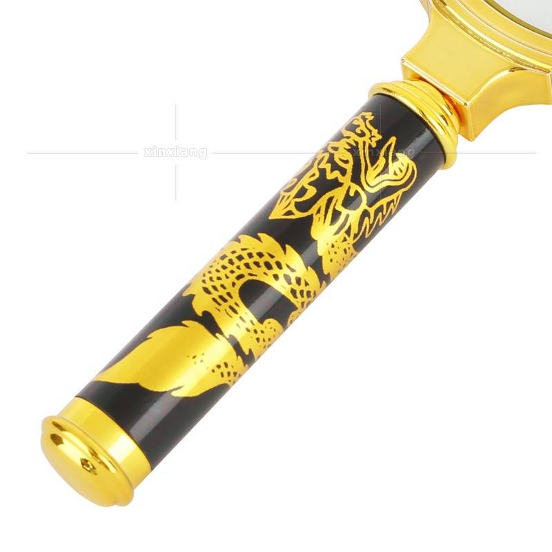 Schwarzer und goldener dekorativer Schwertgriff oder Griff mit Drachendesign auf weißem Hintergrund.