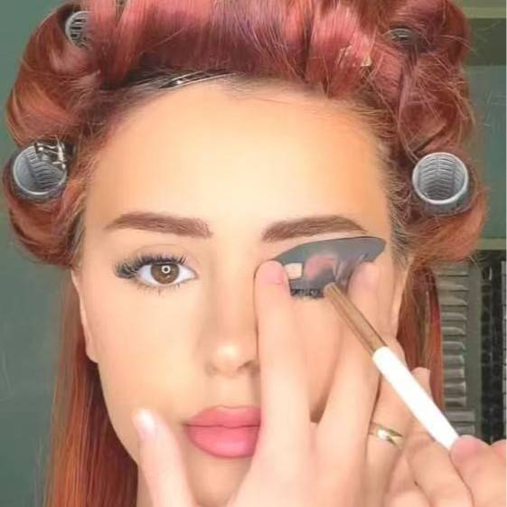Eyetour Your Glam Bestie: Benutzerfreundliches Lidschatten-Make-up-Tool