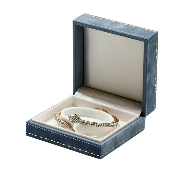 Luxuriöse Armbandbox aus blauem Samt