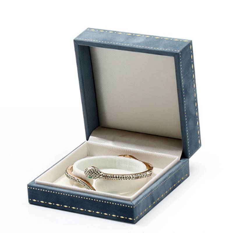 Luxuriöse Armbandbox aus blauem Samt