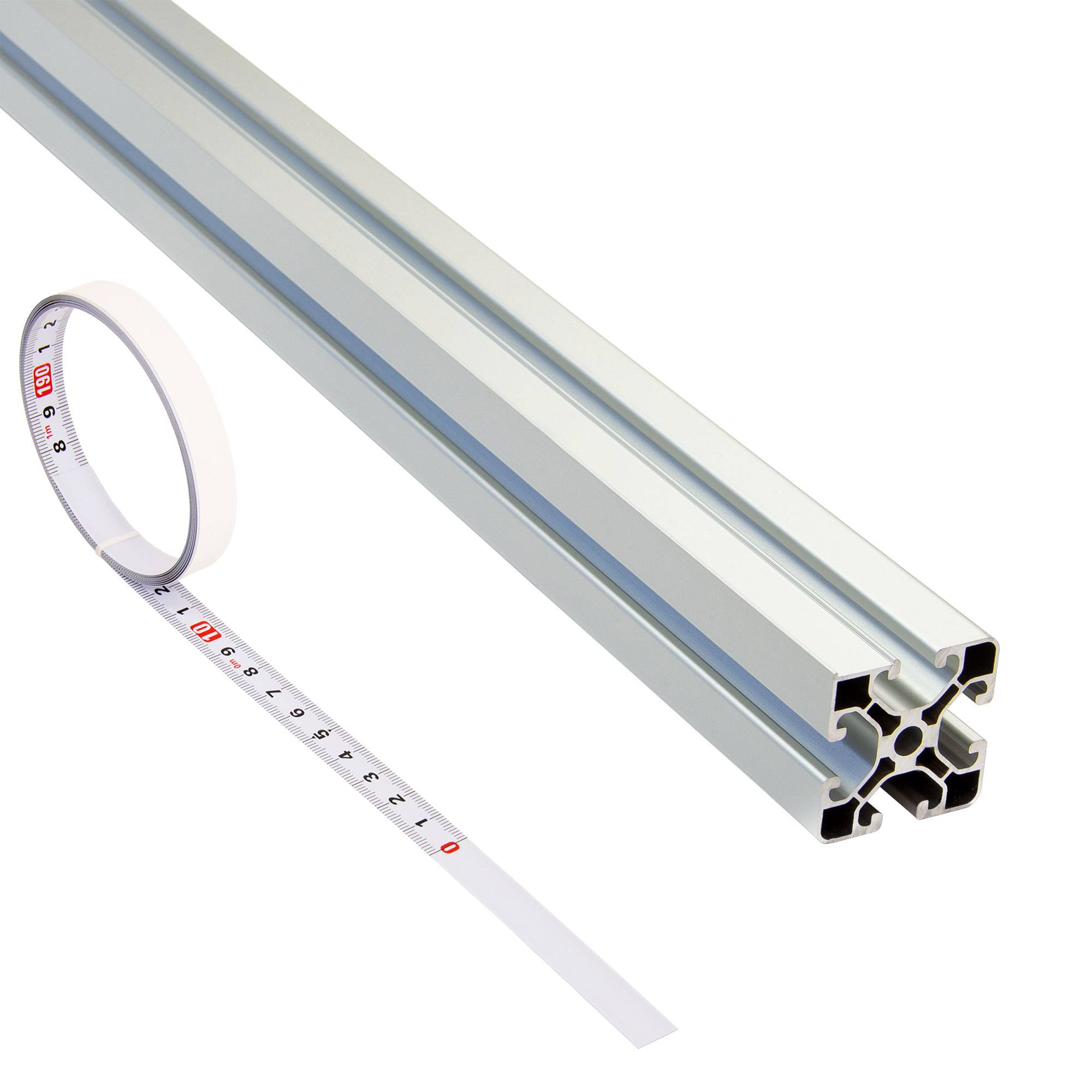 Weiße Messlatte neben einem langen Aluminiumprofil mit gerilltem Querschnitt, gezeigt auf einem einfachen Hintergrund.