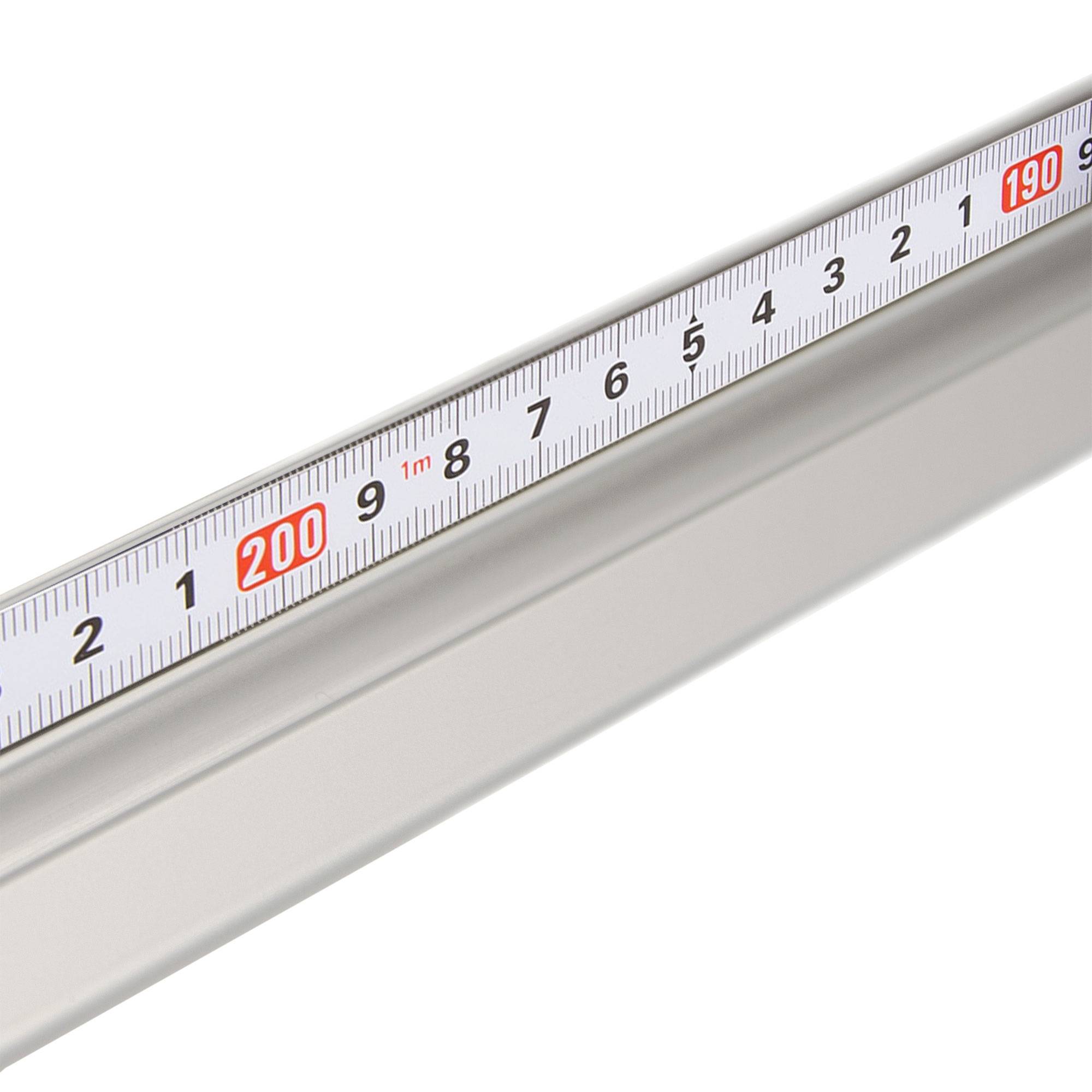 Nahaufnahme eines Messbandes mit Zentimetermarkierungen und roten Beschriftungen „190
